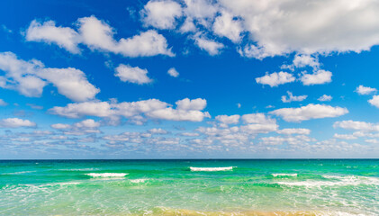 Obraz premium Sunset sea and seascape. Sea horizon view. Cloudy sky and seascape at summer vacation. Skyscape sea horizon. Calm horizon with sea nature. Romantic summer vacation at seascape. Horizon at sunrise