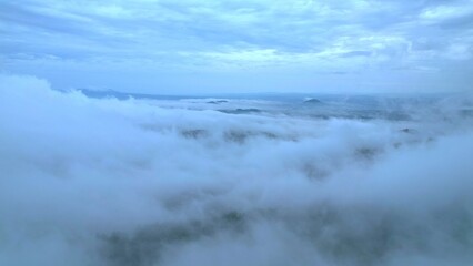 雲に覆われる下界