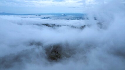 雲に覆われる下界
