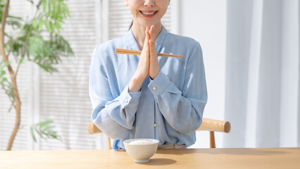 食事する若い女性