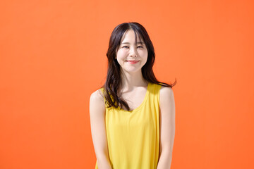 Obraz premium オレンジ背景 女性 ポートレート