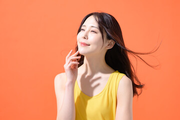 オレンジ背景　ミドル女性　ポートレート