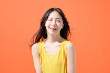 オレンジ背景　女性　ポートレート
