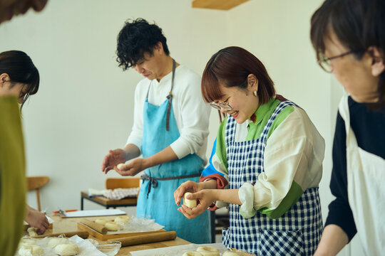 料理教室で調理を学ぶ人々