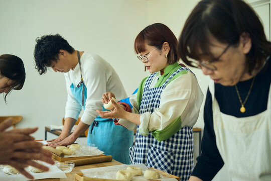 料理教室で調理を学ぶ人々