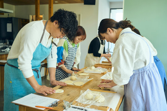 料理教室で調理を学ぶ人々