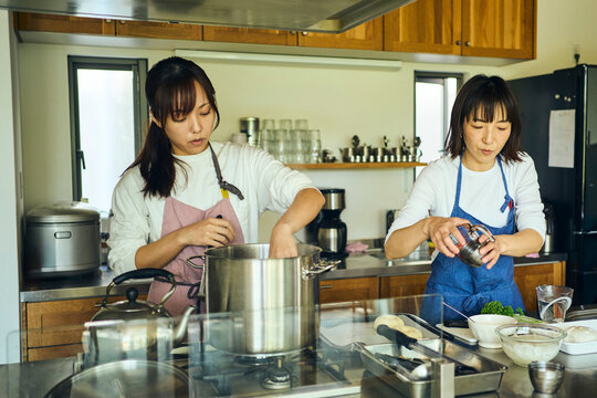 2人で分担しながら手作り料理を進めるキッチンの風景