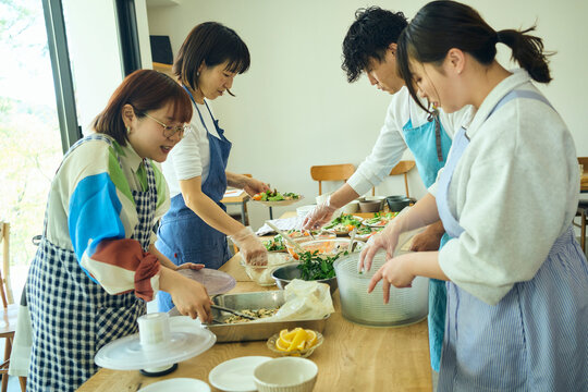 料理教室で調理を学ぶ人々
