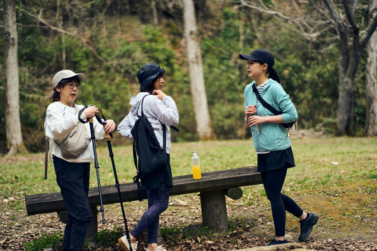 自然の中で休憩しながら会話を楽しむ女性達