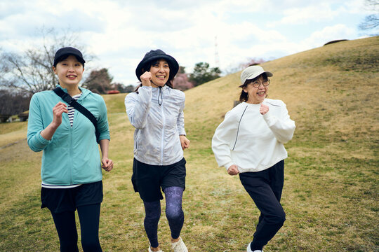 公園でジョギングを楽しむ女性グループ