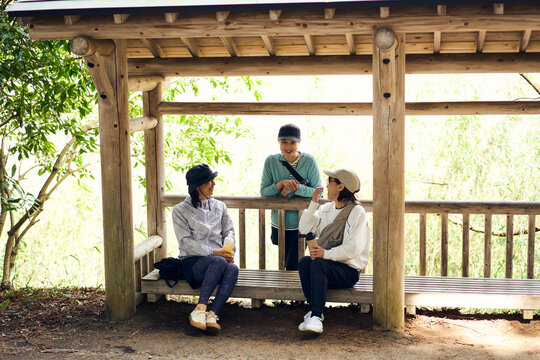 自然の中で休憩しながら会話を楽しむ女性達