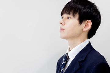 見上げる男子学生のポートレート