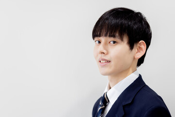 振り向く男子学生のポートレート