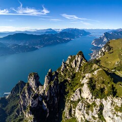 Obraz premium Aerial view of a mountain range overlooking a vast, sparkling lake