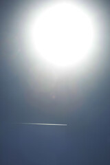 太陽と飛行機雲