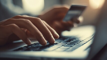 スマホとクレジットカードを持つ手元、モバイル決済とスマートな生活