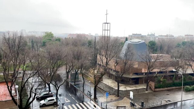 lluvia y nubes de agua en ciudad time lapse con personas, paraguas y tr&aacute;fico de peatones, coches y camiones