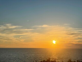 Obraz premium Golden sunset over the ocean