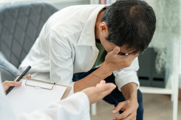 Obraz premium man cover face felling sad from health problems. psychiatrist is recording the patient's condition for treatment. encouragement, love and family problem, bipolar , depression patient, protect suicide