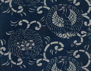 日本の伝統「型染め」の鶴亀唐草、レトロな藍染めジャパンブルー