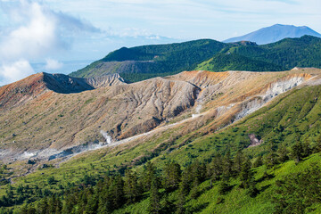 Obraz premium Spectacular view of Mt. Shirane in summer from Shibu Pass, Shiga Kogen.