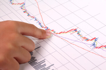 グラフを指さす子どもの手