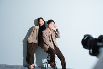 秋服ファッションの男女モデルの撮影