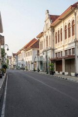 Obraz premium Street architecture of Yogyakarta with classic buildings, empty street, clean composition, daylight.