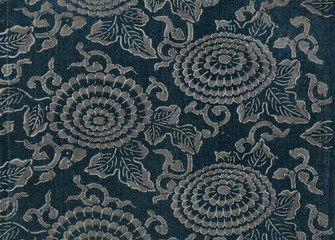 日本の伝統「型染め」の菊唐草、レトロな藍染めジャパンブルー