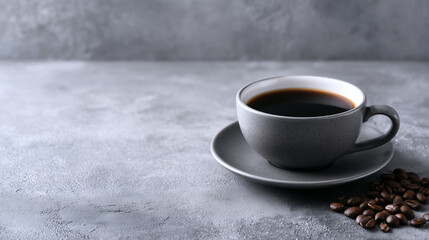 カップに注がれたコーヒーとコーヒー豆