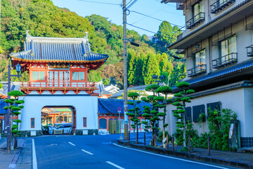 秋の武雄温泉　楼門　佐賀県武雄市　Takeo Onsen in autumn. tower gate. Saga Pref, Takeo City.