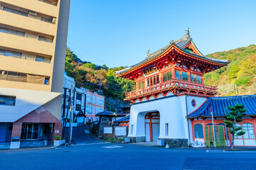 秋の武雄温泉　楼門　佐賀県武雄市　Takeo Onsen in autumn. tower gate. Saga Pref, Takeo City.
