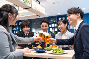 宴会で乾杯をするビジネスマン