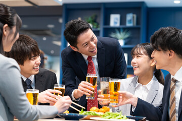 宴会でビールを飲むビジネスマン