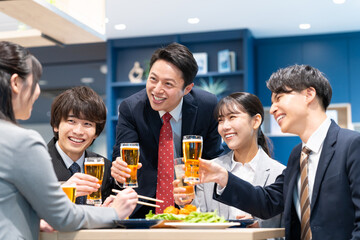 宴会でビールを飲むビジネスマン