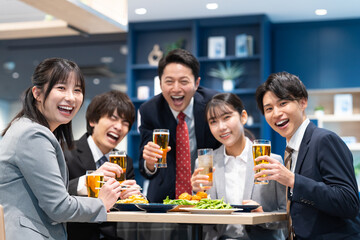 宴会でビールを飲むビジネスマン