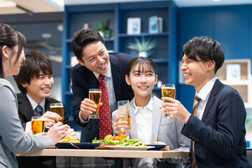 宴会でビールを飲むビジネスマン