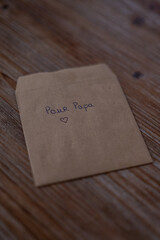 Lettre manuscrite "Pour Papa" sur enveloppe kraft