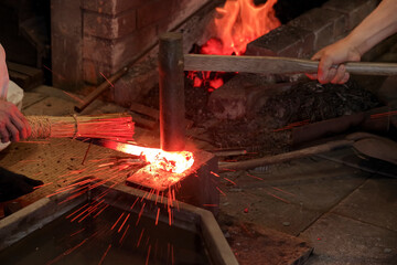 火花が散る日本刀の鍛錬風景