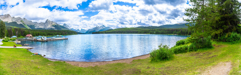 Panoramic view of maligne lake and canadian rockies in jasper national park