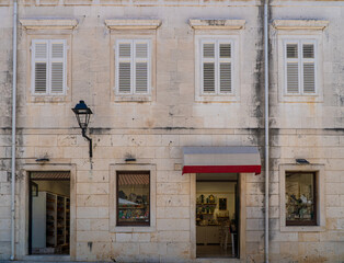 Stare zabytkowe kamienice i uliczki w mieście Trogir w Chorwacji z pięknymi oknami i okiennicami.  © Franciszek