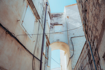 Stare zabytkowe kamienice i uliczki w mieście Trogir w Chorwacji z pięknymi oknami i okiennicami.  © Franciszek