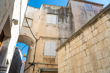 Stare zabytkowe kamienice i uliczki w mieście Trogir w Chorwacji z pięknymi oknami i okiennicami.  © Franciszek