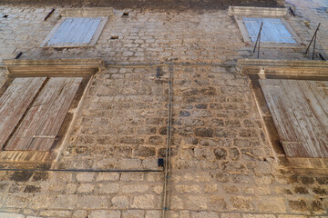 Stare zabytkowe kamienice i uliczki w mieście Trogir w Chorwacji z pięknymi oknami i okiennicami.  © Franciszek