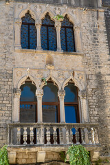 Stare zabytkowe kamienice i uliczki w mieście Trogir w Chorwacji z pięknymi oknami i okiennicami. 