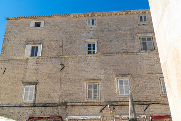 Stare zabytkowe kamienice i uliczki w mieście Trogir w Chorwacji z pięknymi oknami i okiennicami.  © Franciszek