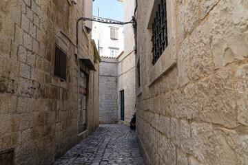 Stare zabytkowe kamienice i uliczki w mieście Trogir w Chorwacji z pięknymi oknami i okiennicami.  © Franciszek