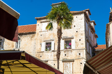 Stare zabytkowe kamienice i uliczki w mieście Trogir w Chorwacji z pięknymi oknami i okiennicami.  © Franciszek