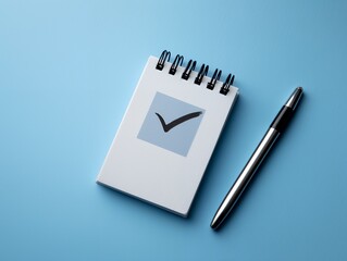 タスク管理と確認作業を象徴するチェックマーク付きメモ帳とペンのシンプルな静物写真