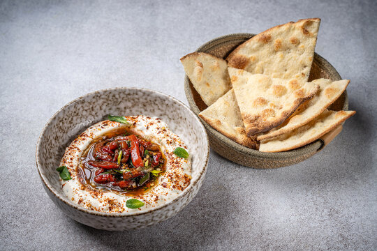 Creamy hummus with roasted pepper and flatbread